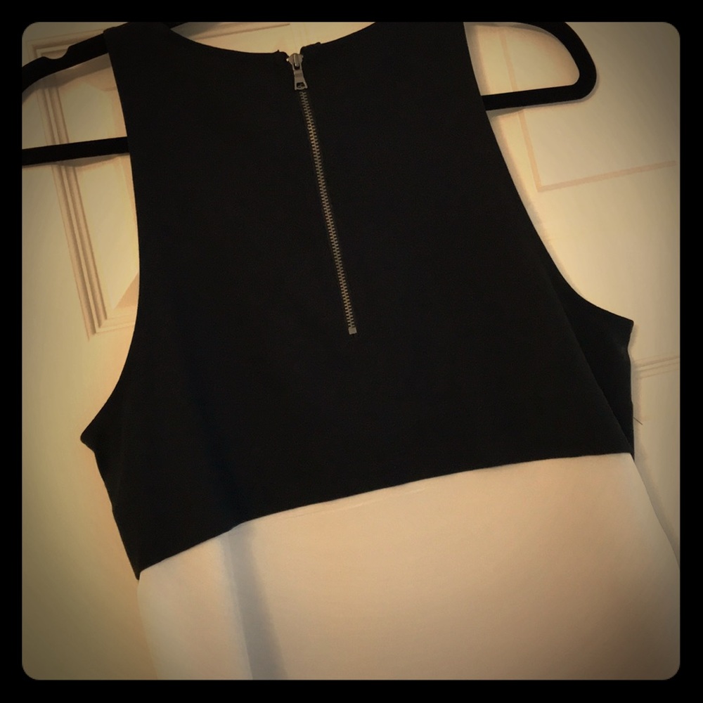 Monochromatic Top with See-Thru Detailing